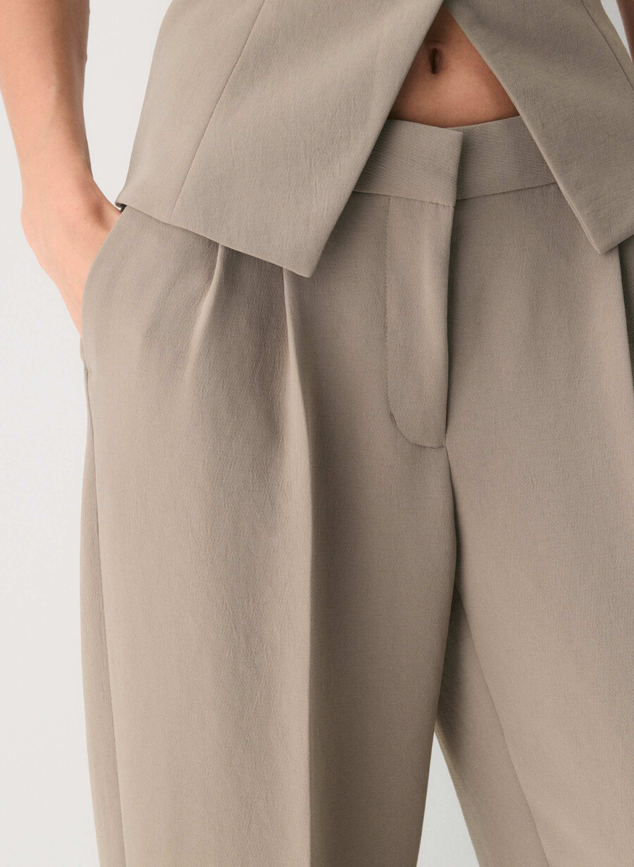 the effortless pant lo-rise – crepette nomad taupe