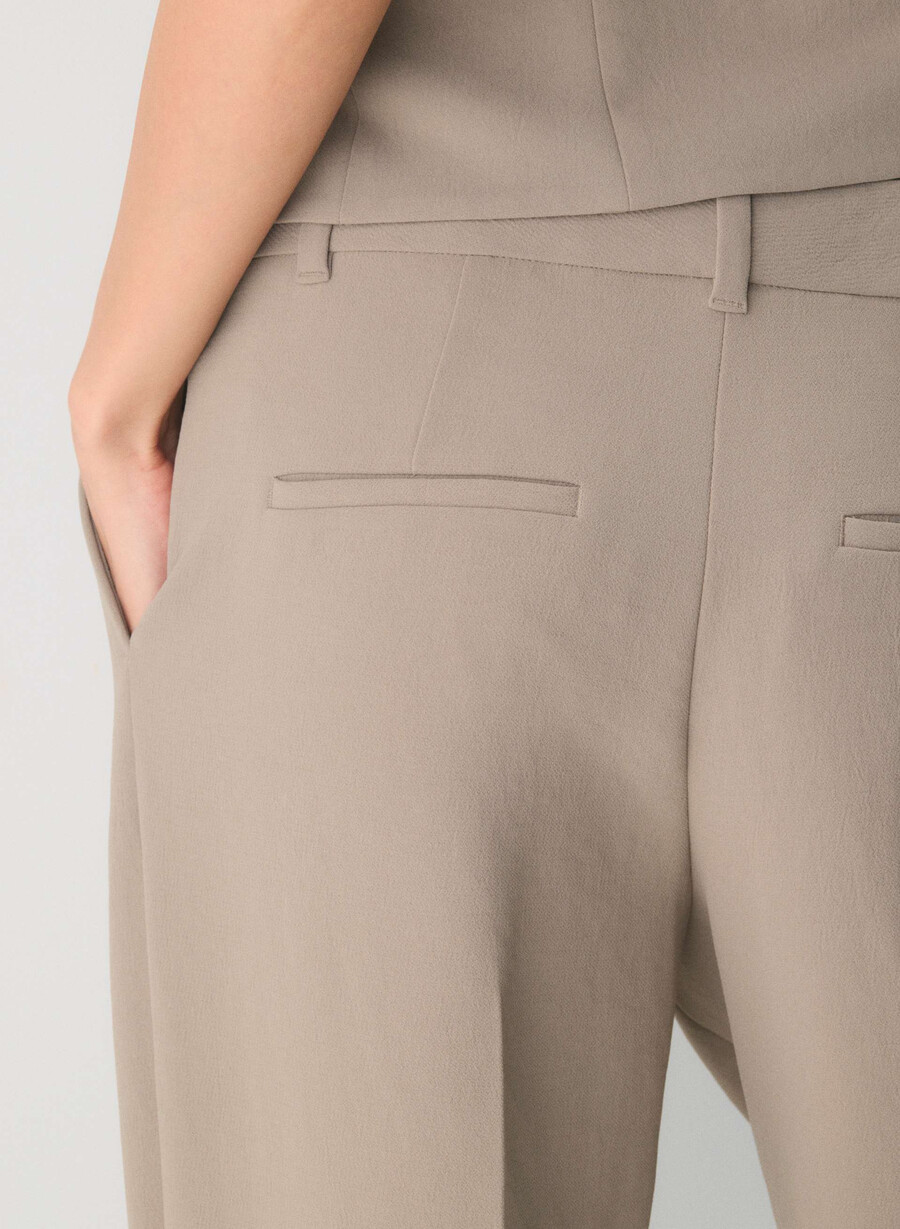 the effortless pant lo-rise – crepette nomad taupe