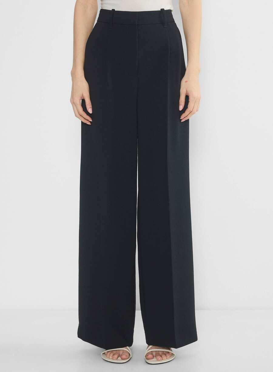 the effortless pant wider – crepette svart