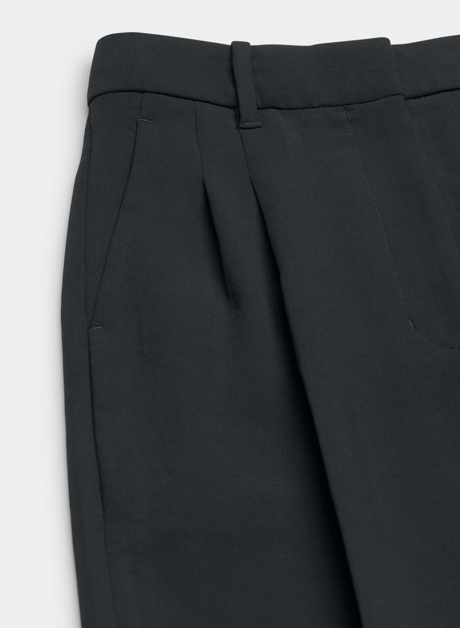 the effortless pant wider – crepette svart
