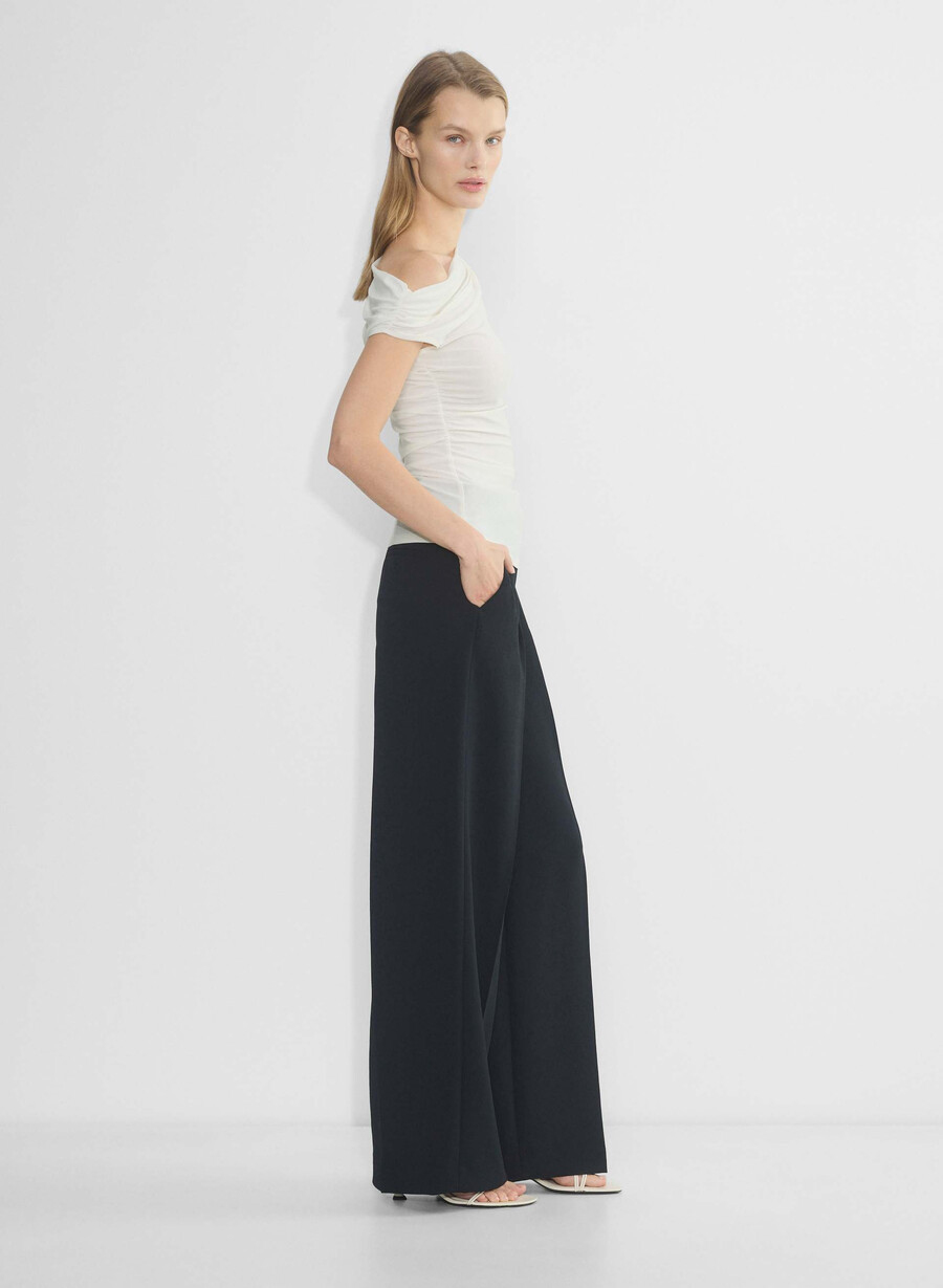the effortless pant wider – crepette svart