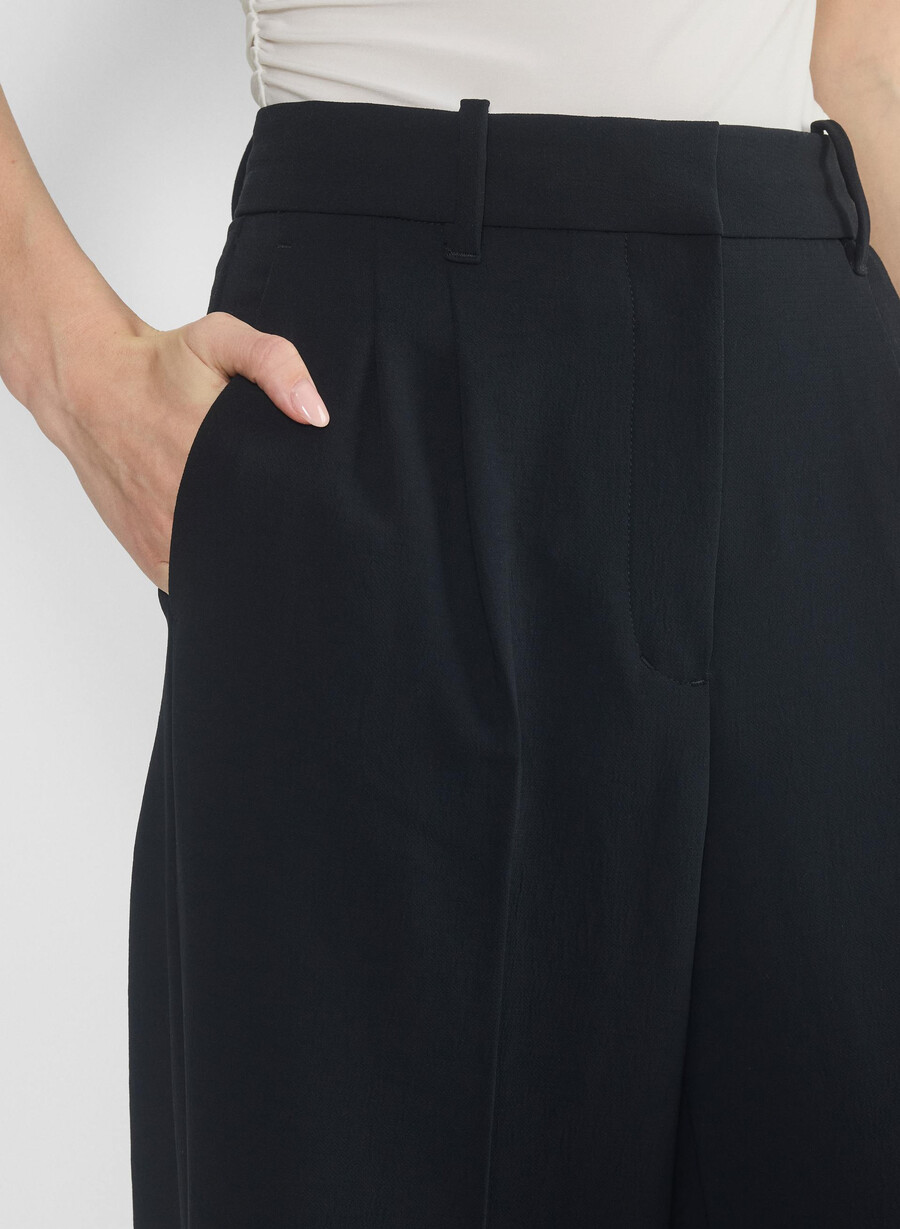 the effortless pant wider – crepette svart