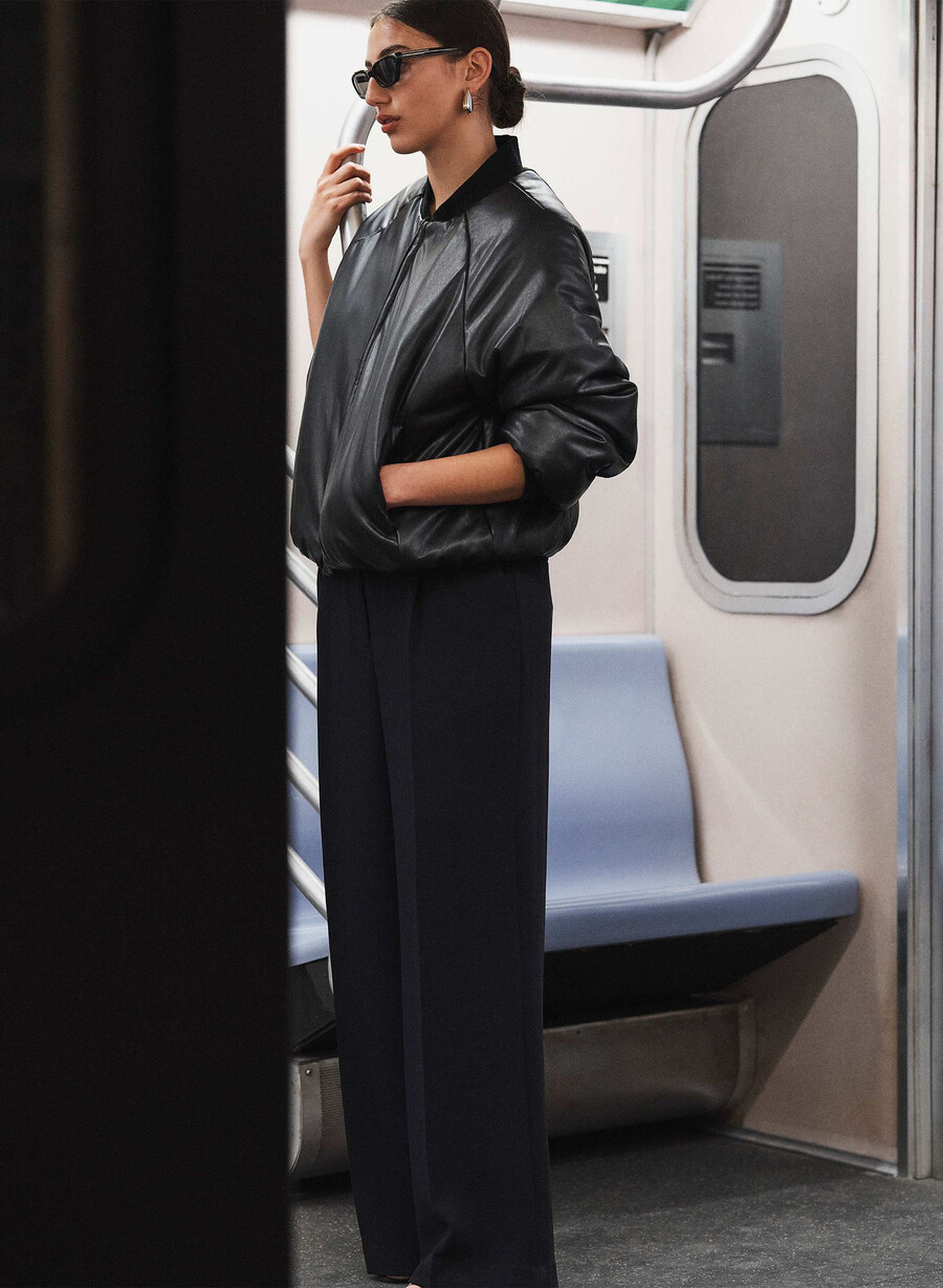 the effortless pant wider – crepette svart