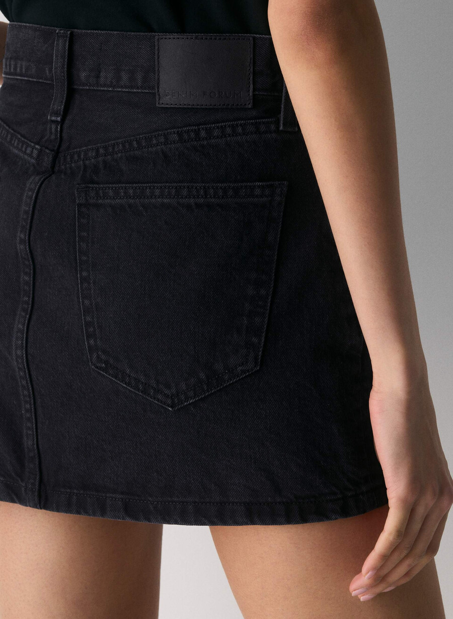 denim forum 90-tallets ricci-dongerskjørt svart eyeliner