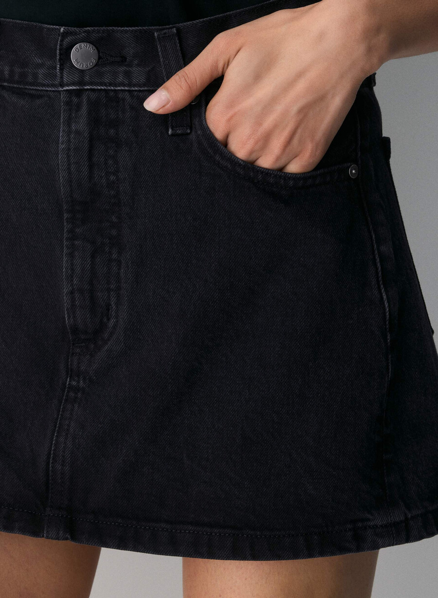 denim forum 90-tallets ricci-dongerskjørt svart eyeliner