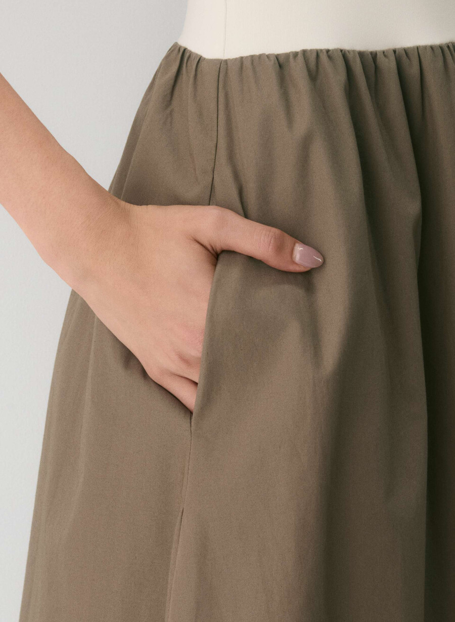 kjole i myk poplin i cola taupe lt birch