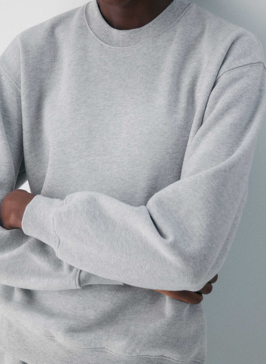 koselig fleece perfect crew-genser i melange med lyserøde detaljer