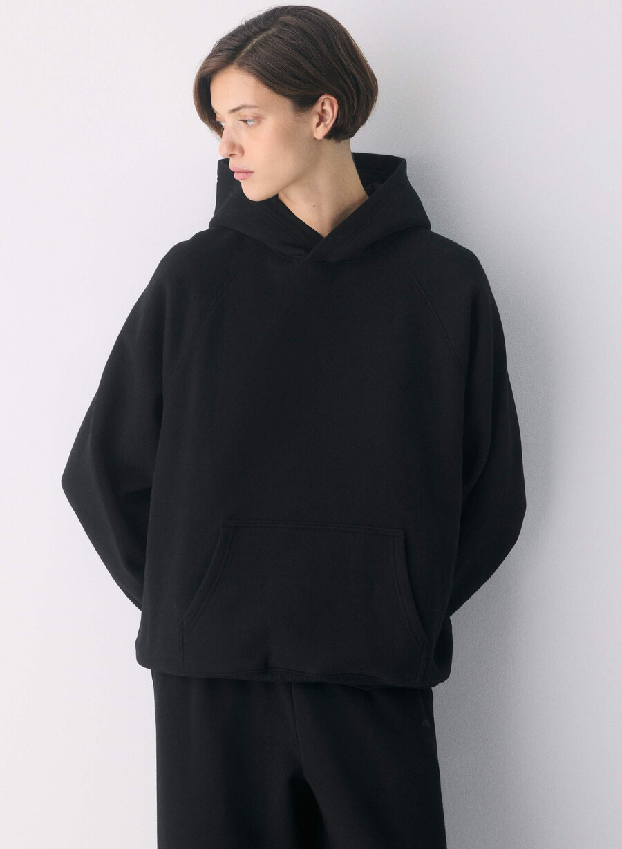 koselig fleece mega raglan hettegenser i svart