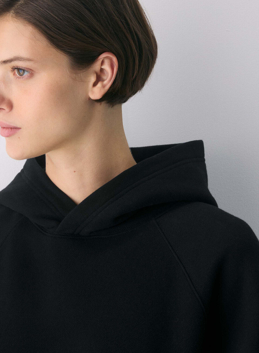 koselig fleece mega raglan hettegenser i svart