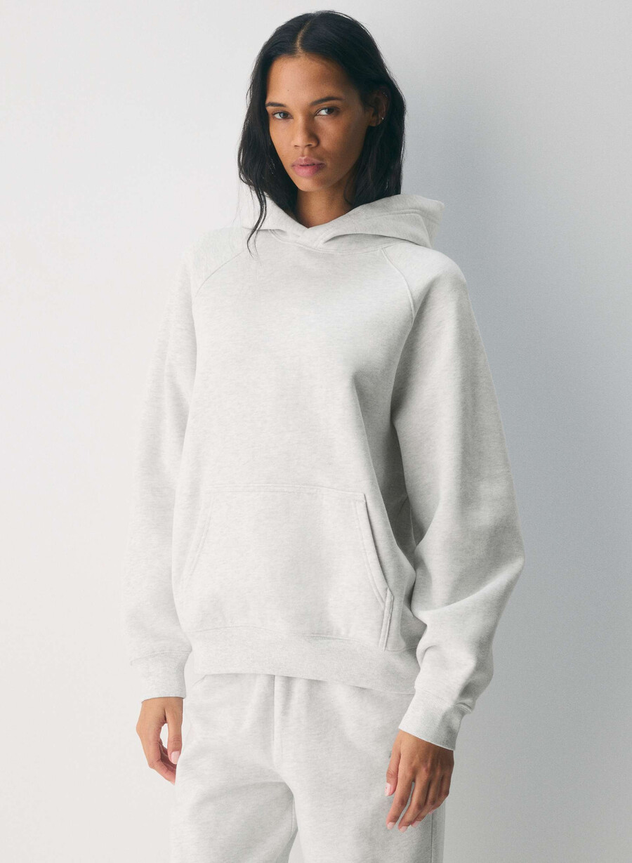 koselig hettegenser i fleece mega raglan i hvitt og lyseblått.