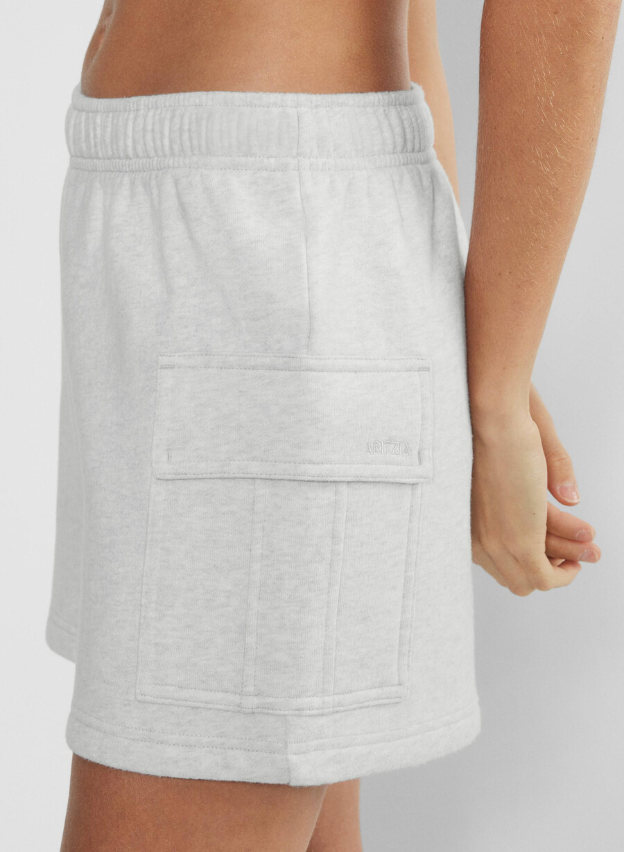 koselig svettefleece mega cargo midtlårsshorts heather cloud white