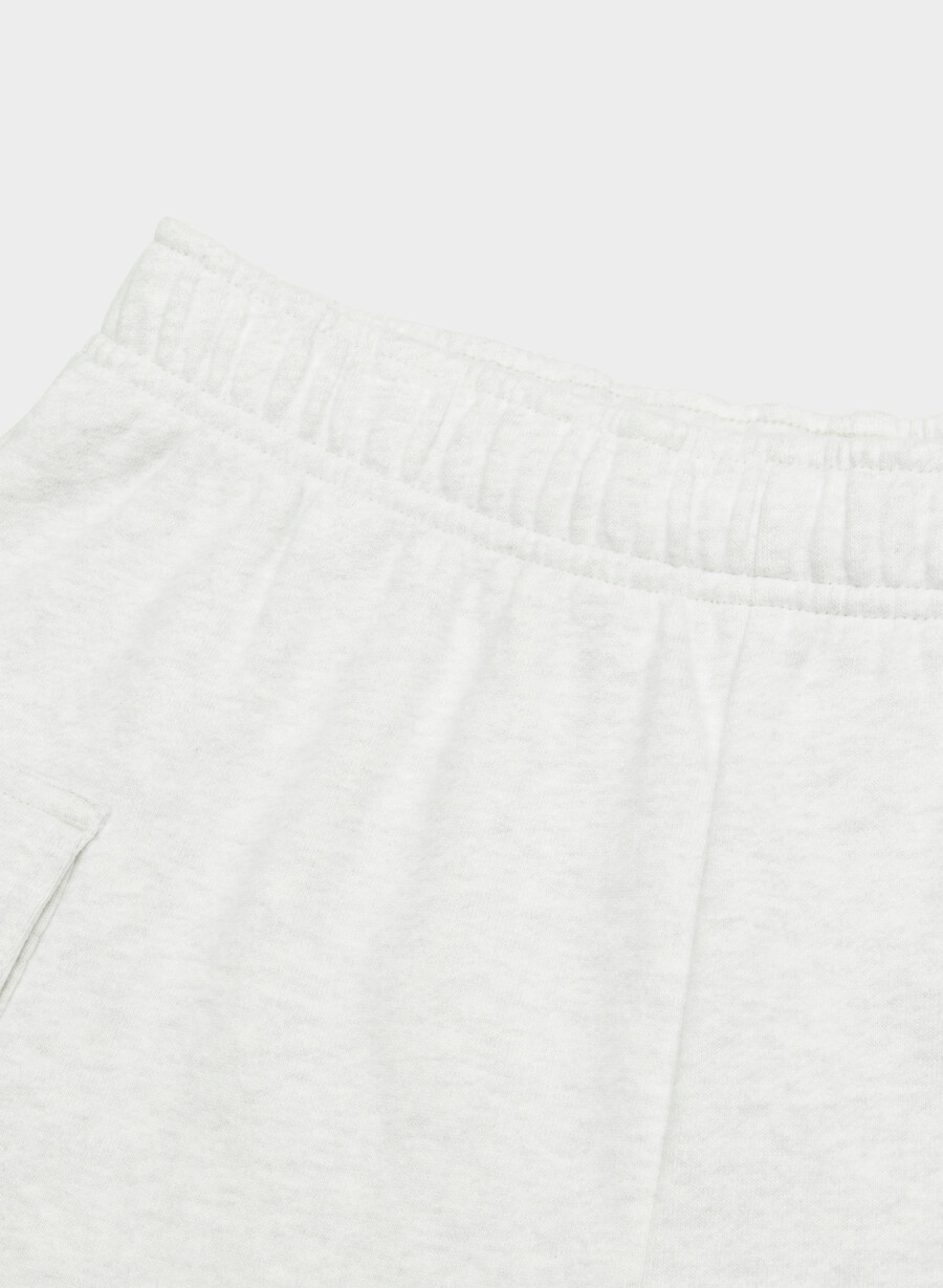 koselig svettefleece mega cargo midtlårsshorts heather cloud white