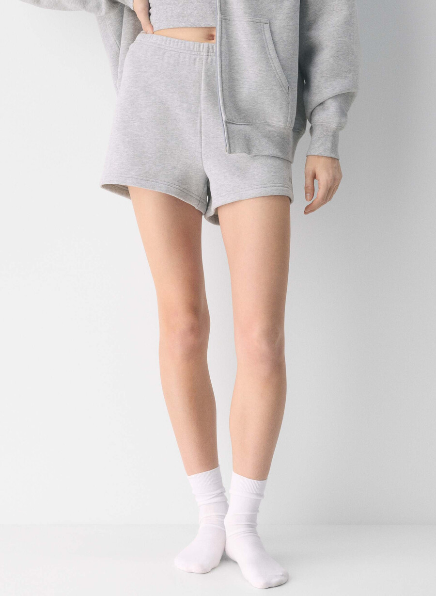 koselig svettefleece perfekt høyttaljet minishorts i melange med krom