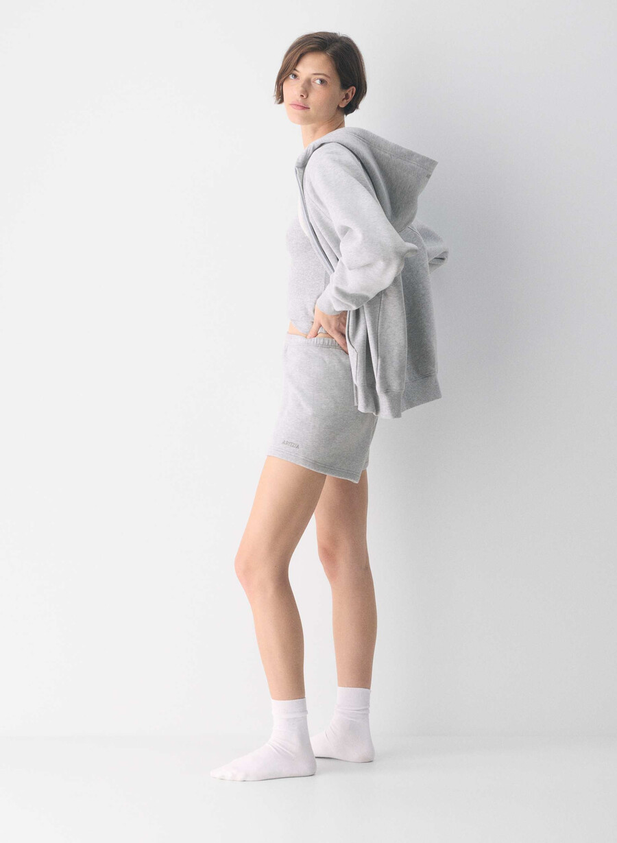 koselig svettefleece perfekt høyttaljet minishorts i melange med krom