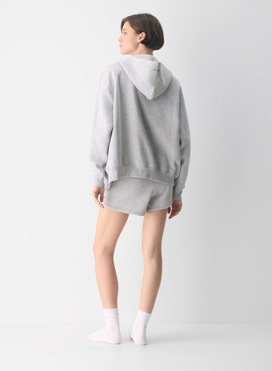 koselig svettefleece perfekt høyttaljet minishorts i melange med krom