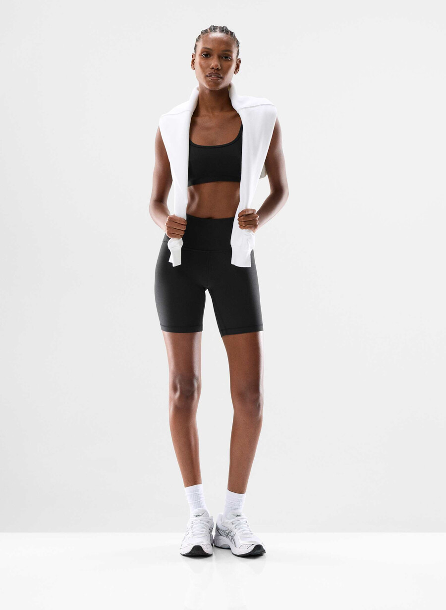 butter cheeky high-rise 7 short svart