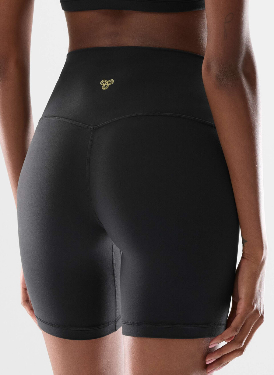 butter cheeky high-rise 7 short svart