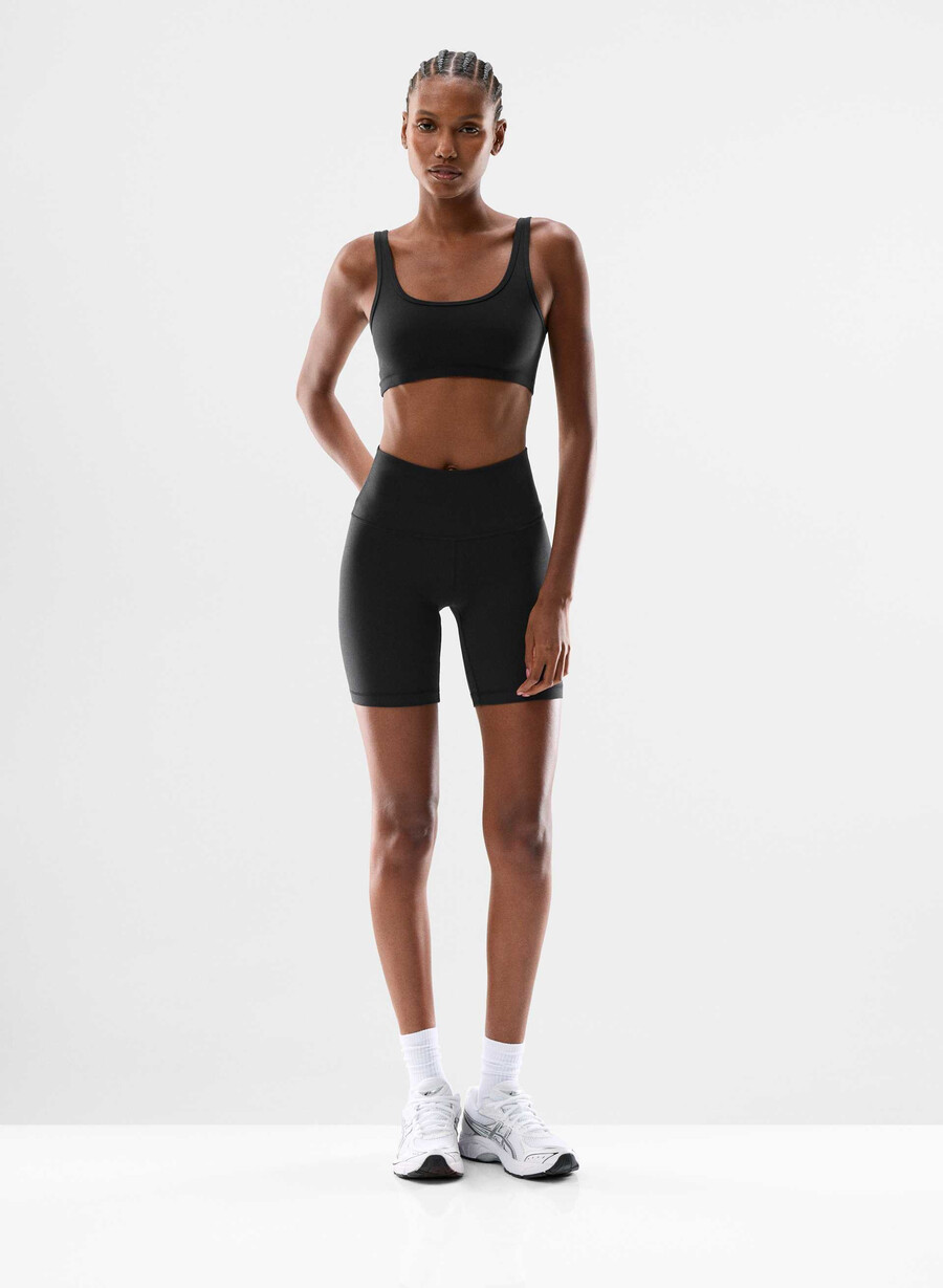 butter cheeky high-rise 7 short svart