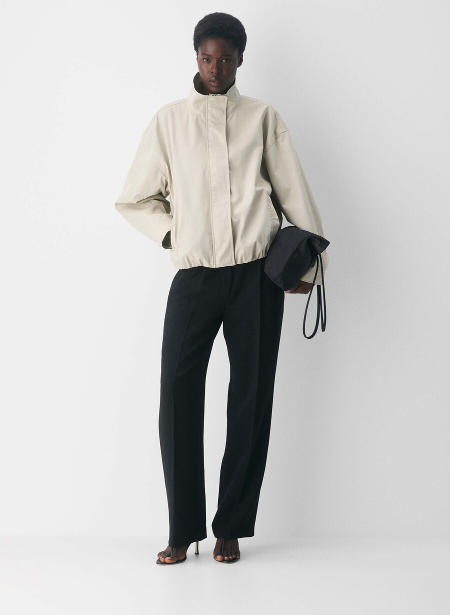 the effortless pant curve-fit – crepette svart