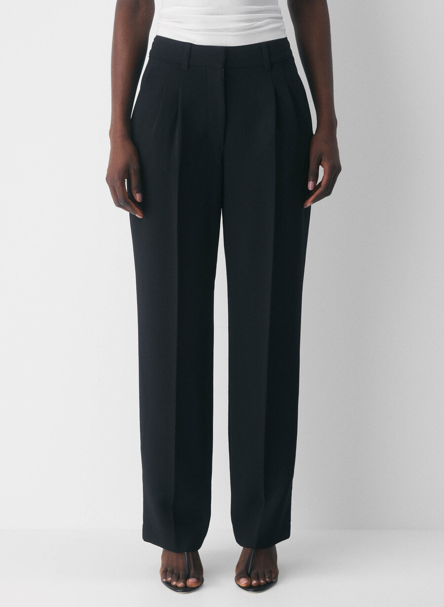 the effortless pant curve-fit – crepette svart