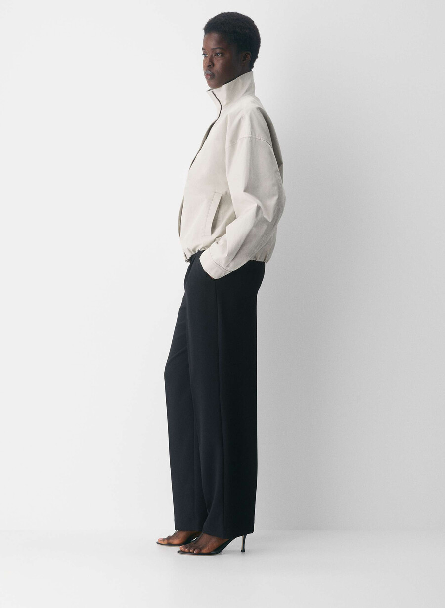 the effortless pant curve-fit – crepette svart