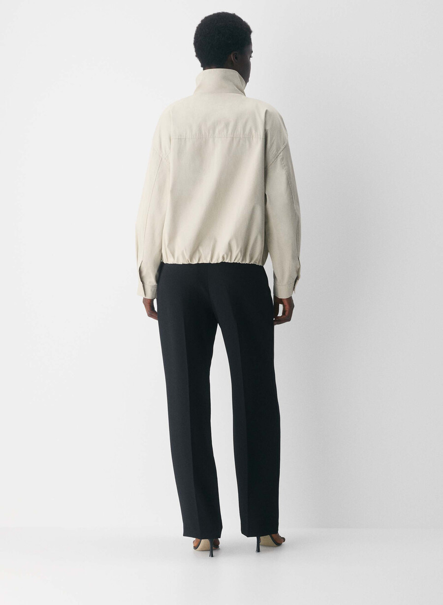 the effortless pant curve-fit – crepette svart
