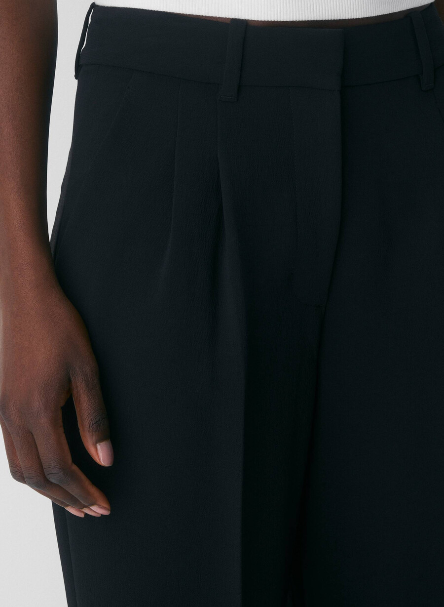 the effortless pant curve-fit – crepette svart