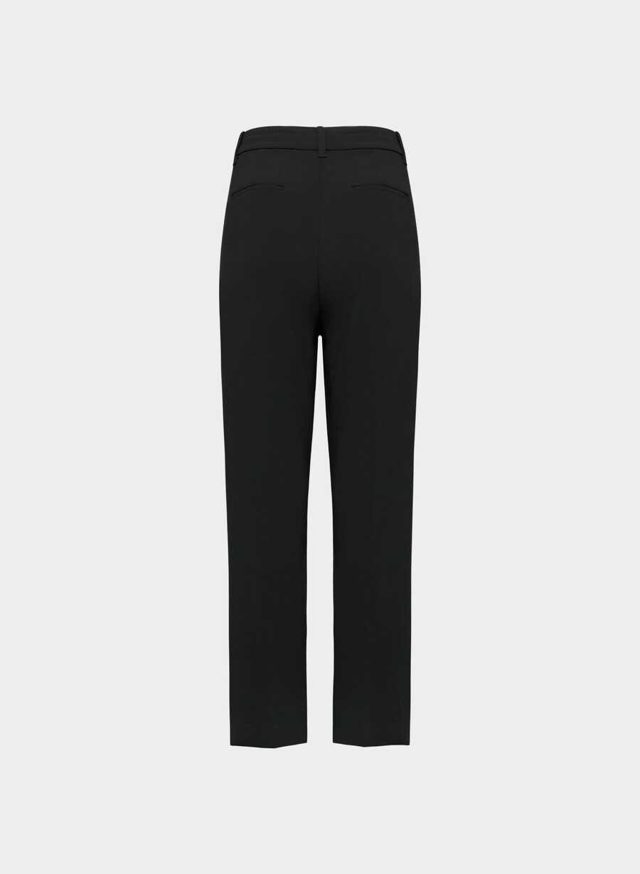 the effortless pant curve-fit – crepette svart