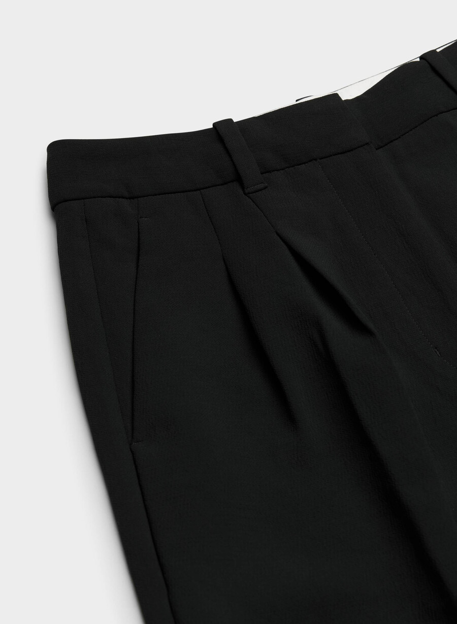 the effortless pant curve-fit – crepette svart