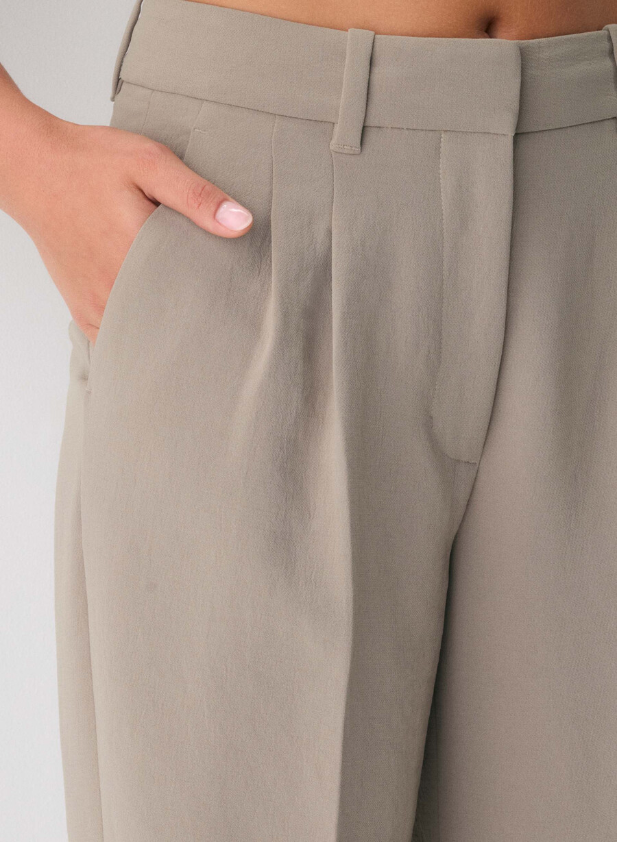 the effortless pant curve-fit – crepette nomad taupe