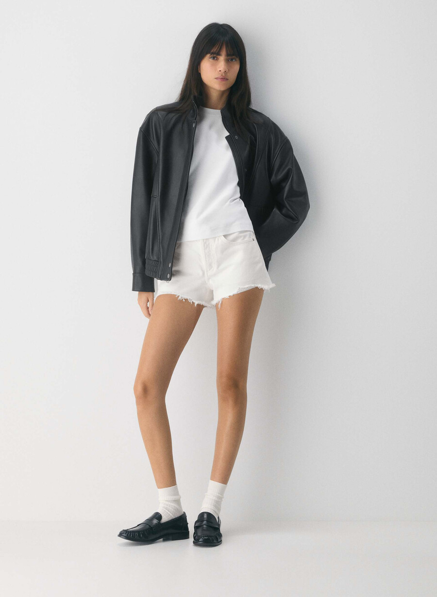 denim forum 90-tallets vintage cut-off denimshorts en liten hvit lØgn