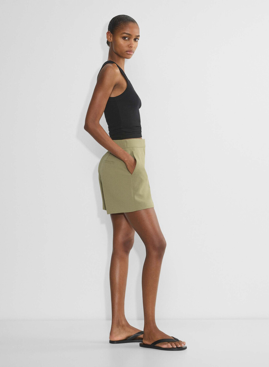 the limitless short mid-thigh – crepette soltØrket oliven