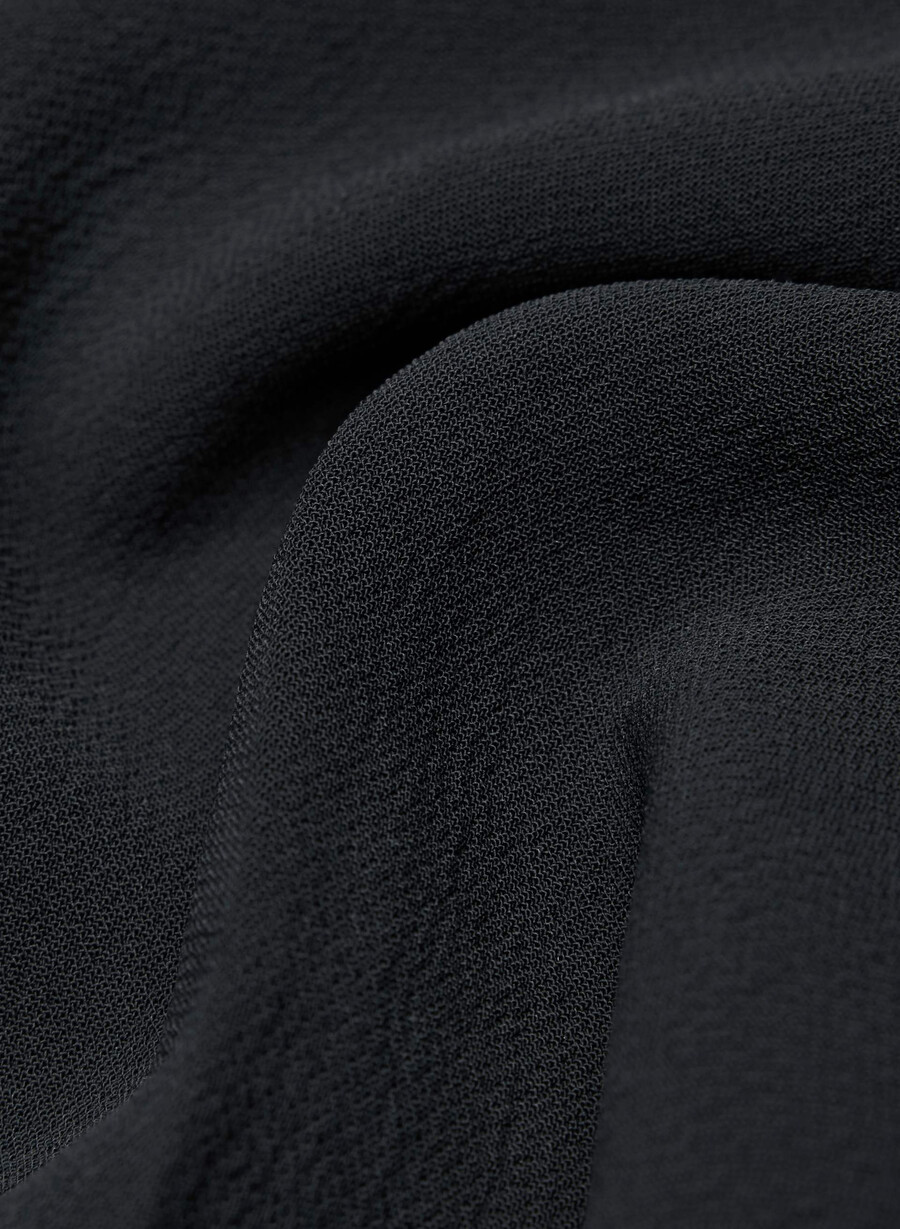 the limitless pant curve-fit – kreppt svart