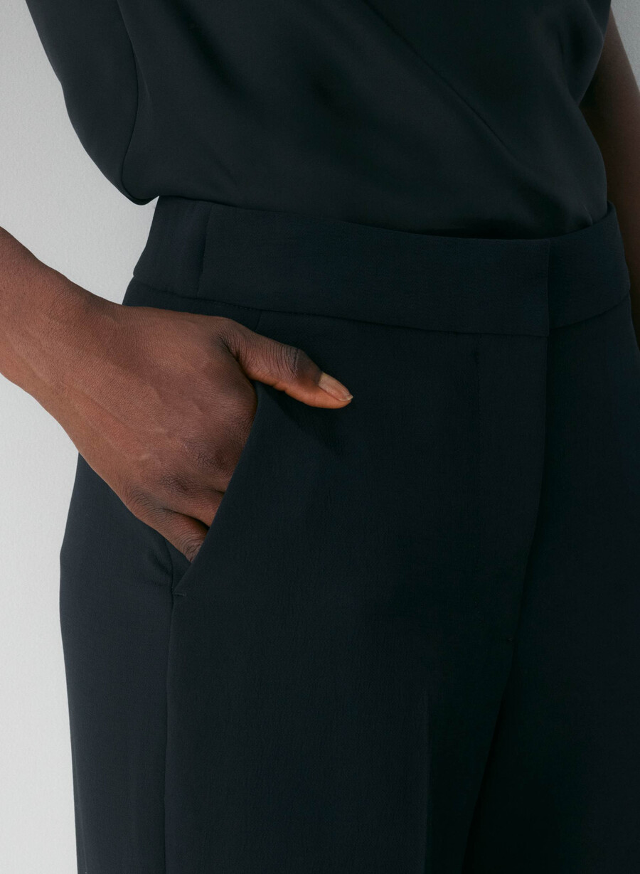 the limitless pant curve-fit – kreppt svart
