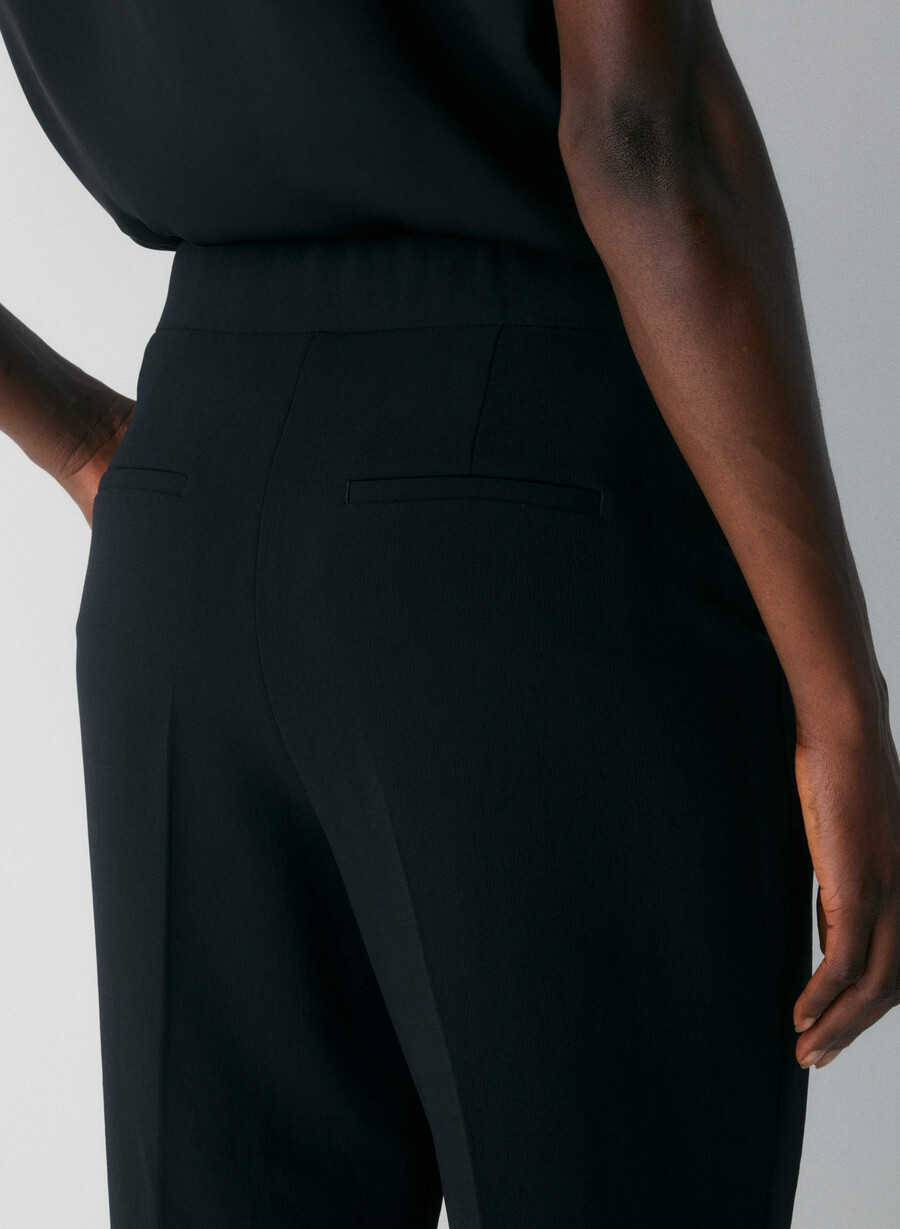 the limitless pant curve-fit – kreppt svart