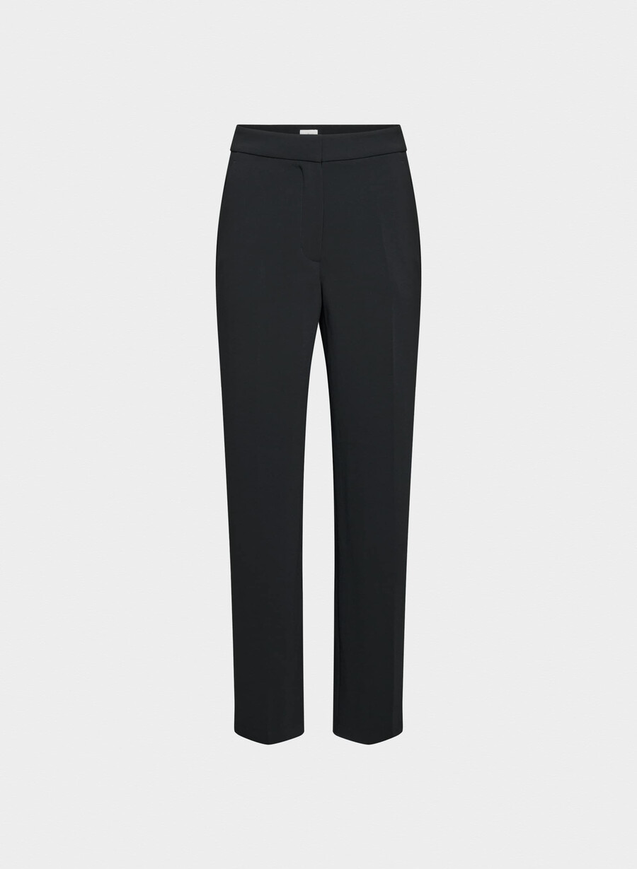 the limitless pant curve-fit – kreppt svart