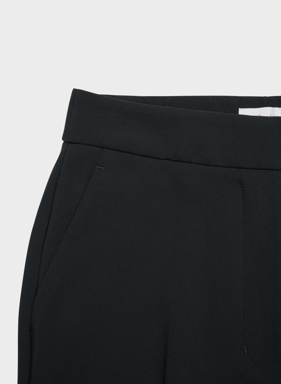the limitless pant curve-fit – kreppt svart