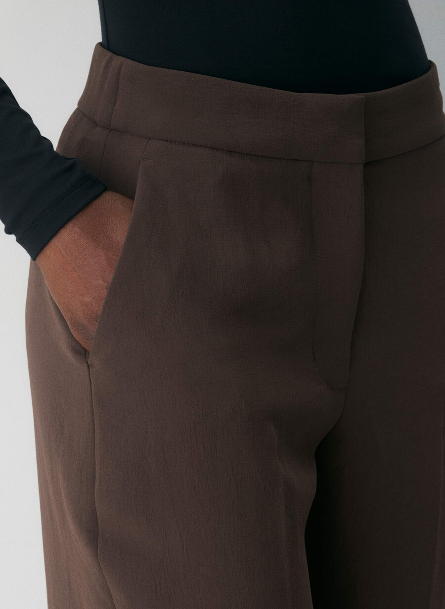 the limitless pant curve-fit - kreppette mokkabrun