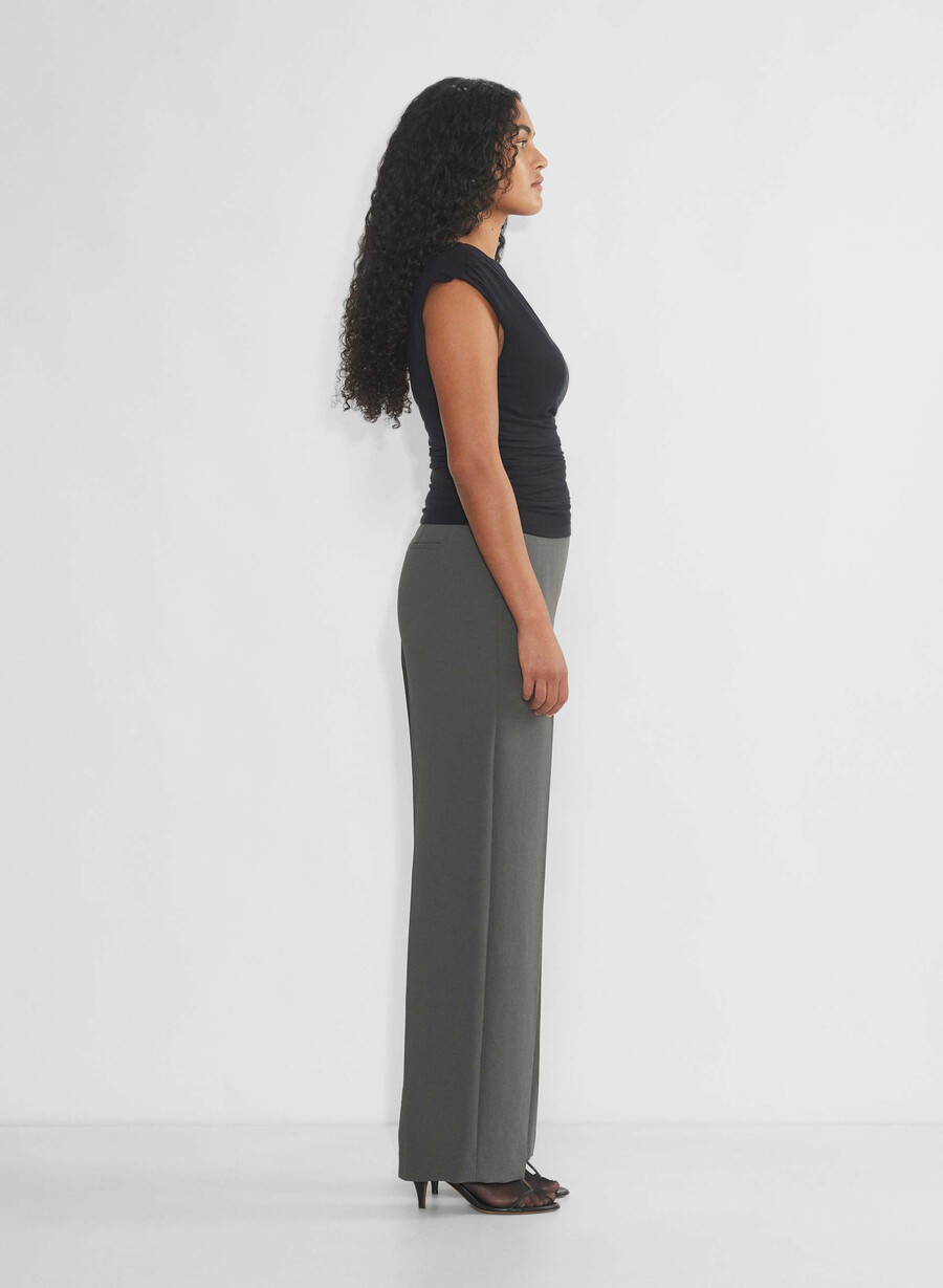 the limitless pant curve-fit – krepp kullgrÅ