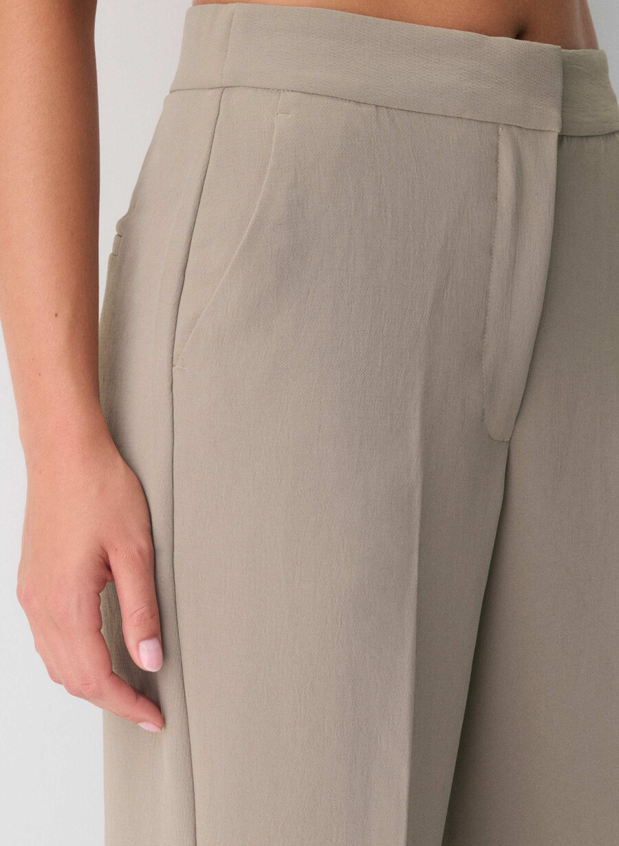 the limitless pant curve-fit – kreppette nomad taupe