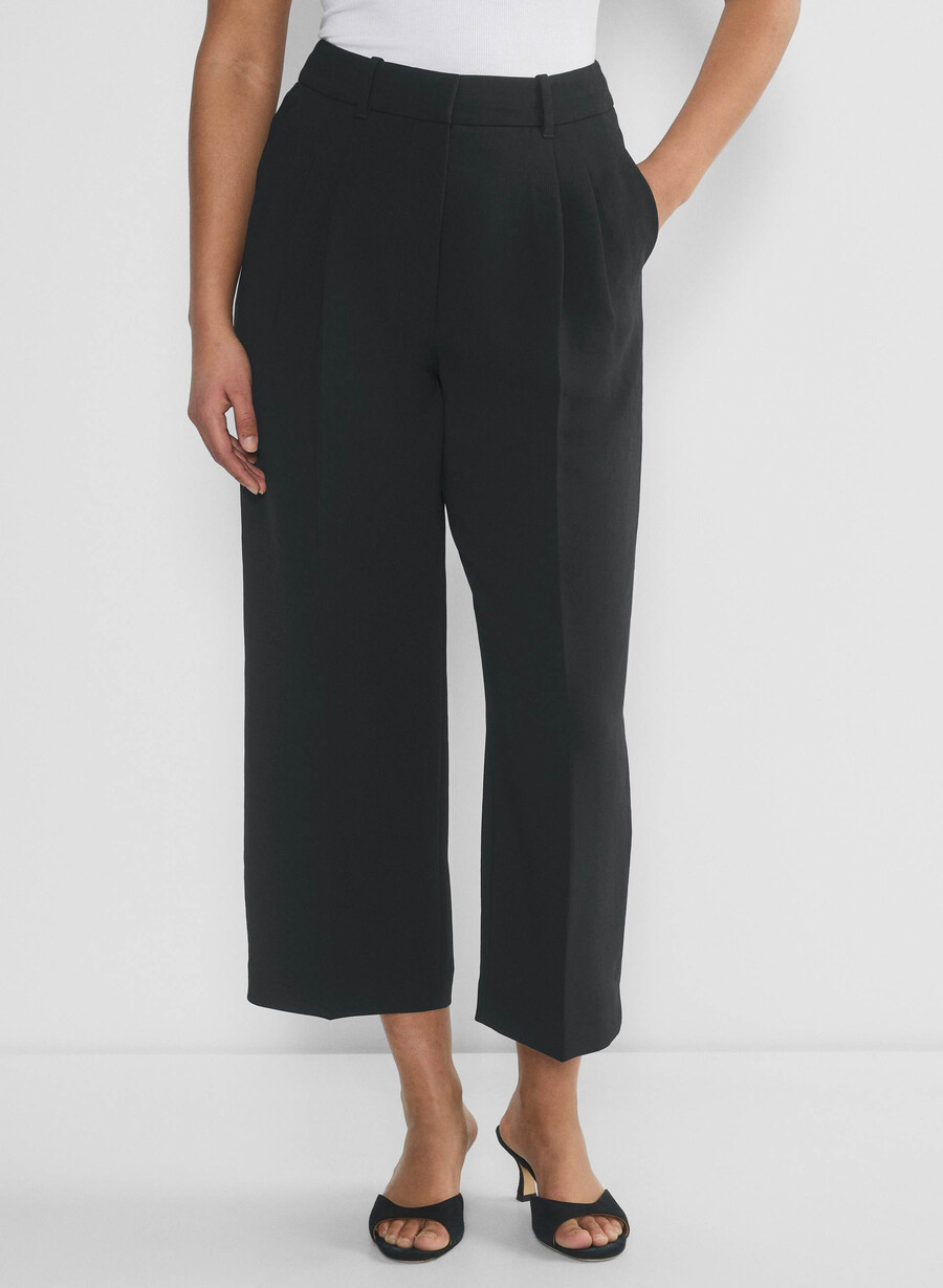 the effortless pant curve-fit cropped - crepette svart