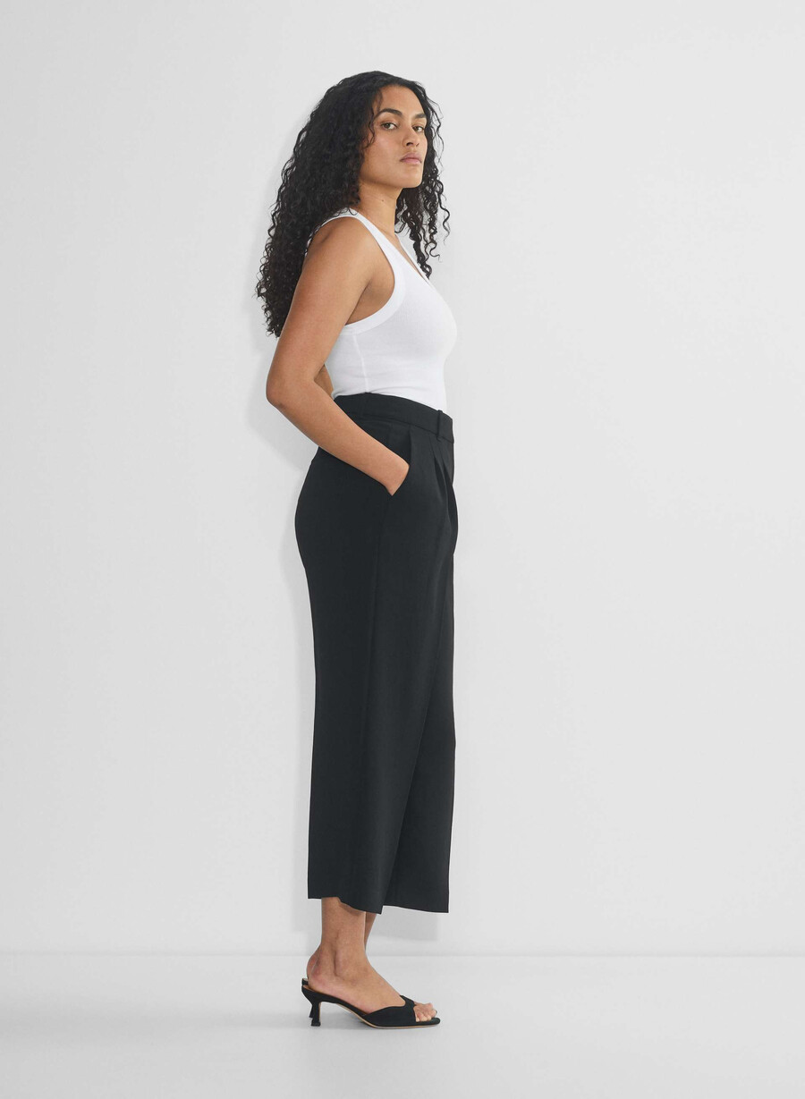 the effortless pant curve-fit cropped - crepette svart