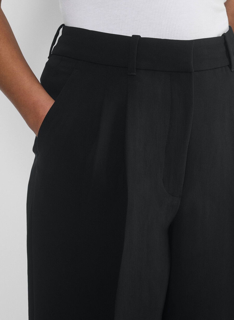 the effortless pant curve-fit cropped - crepette svart