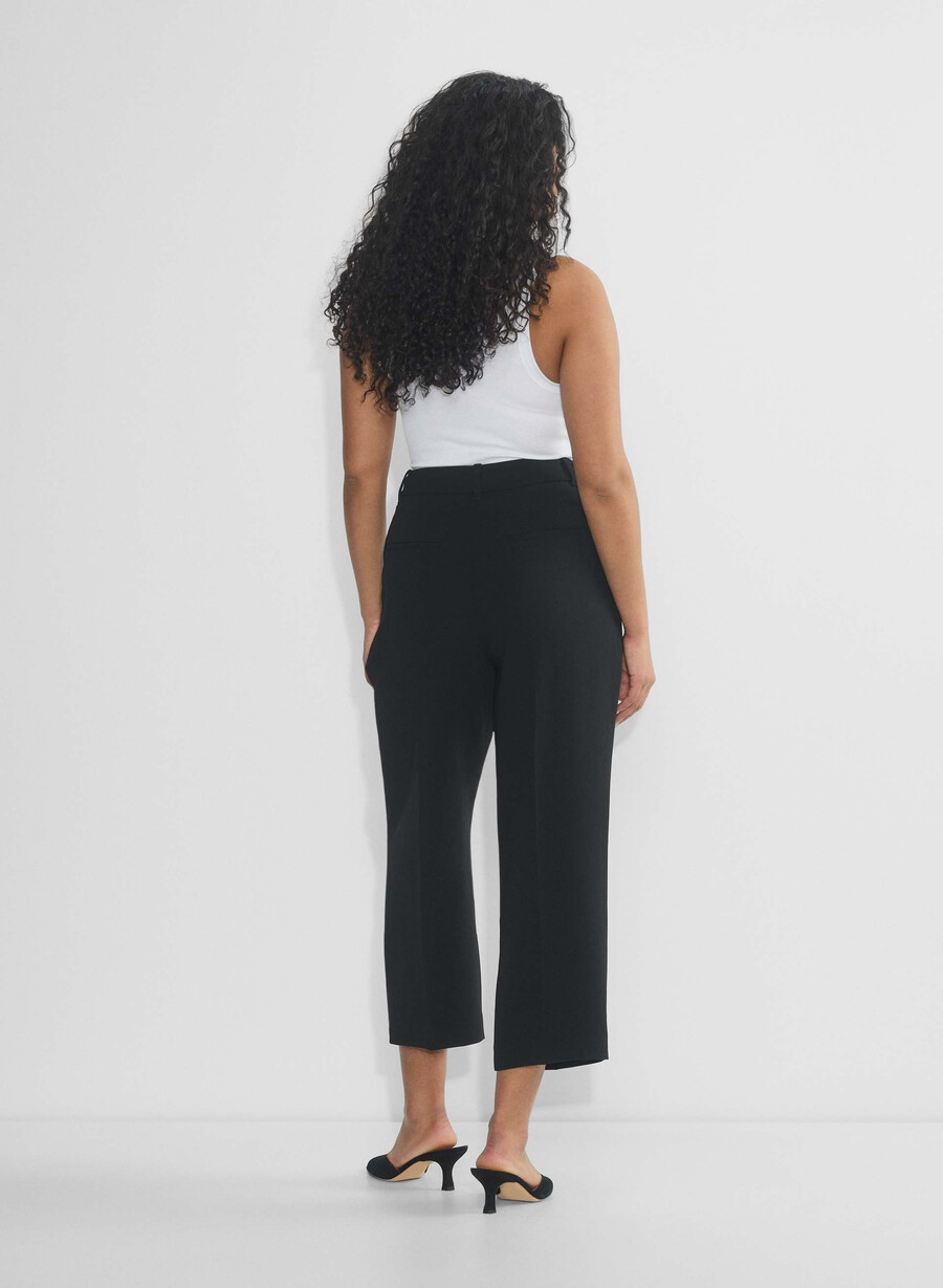 the effortless pant curve-fit cropped - crepette svart
