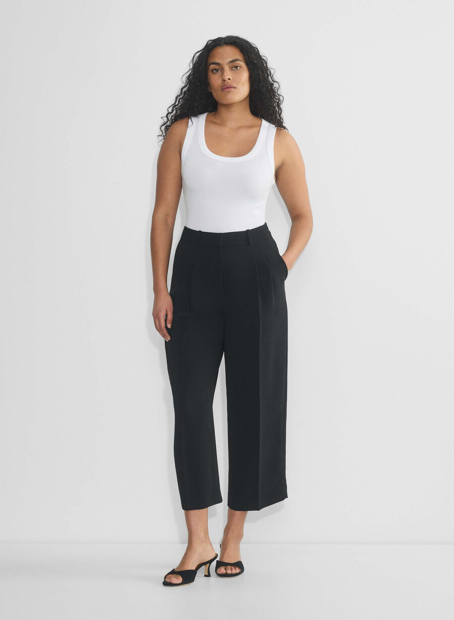 the effortless pant curve-fit cropped - crepette svart