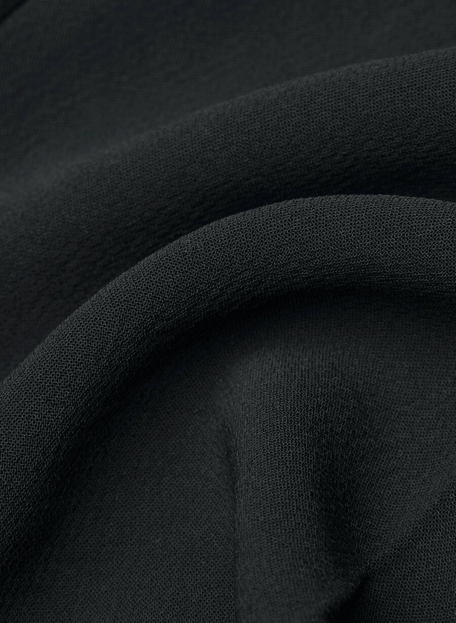 the effortless pant curve-fit cropped - crepette svart