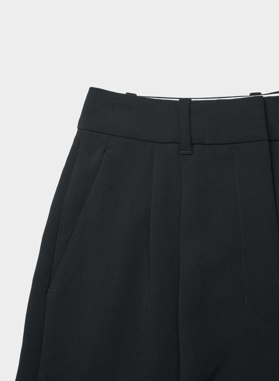 the effortless pant curve-fit cropped - crepette svart