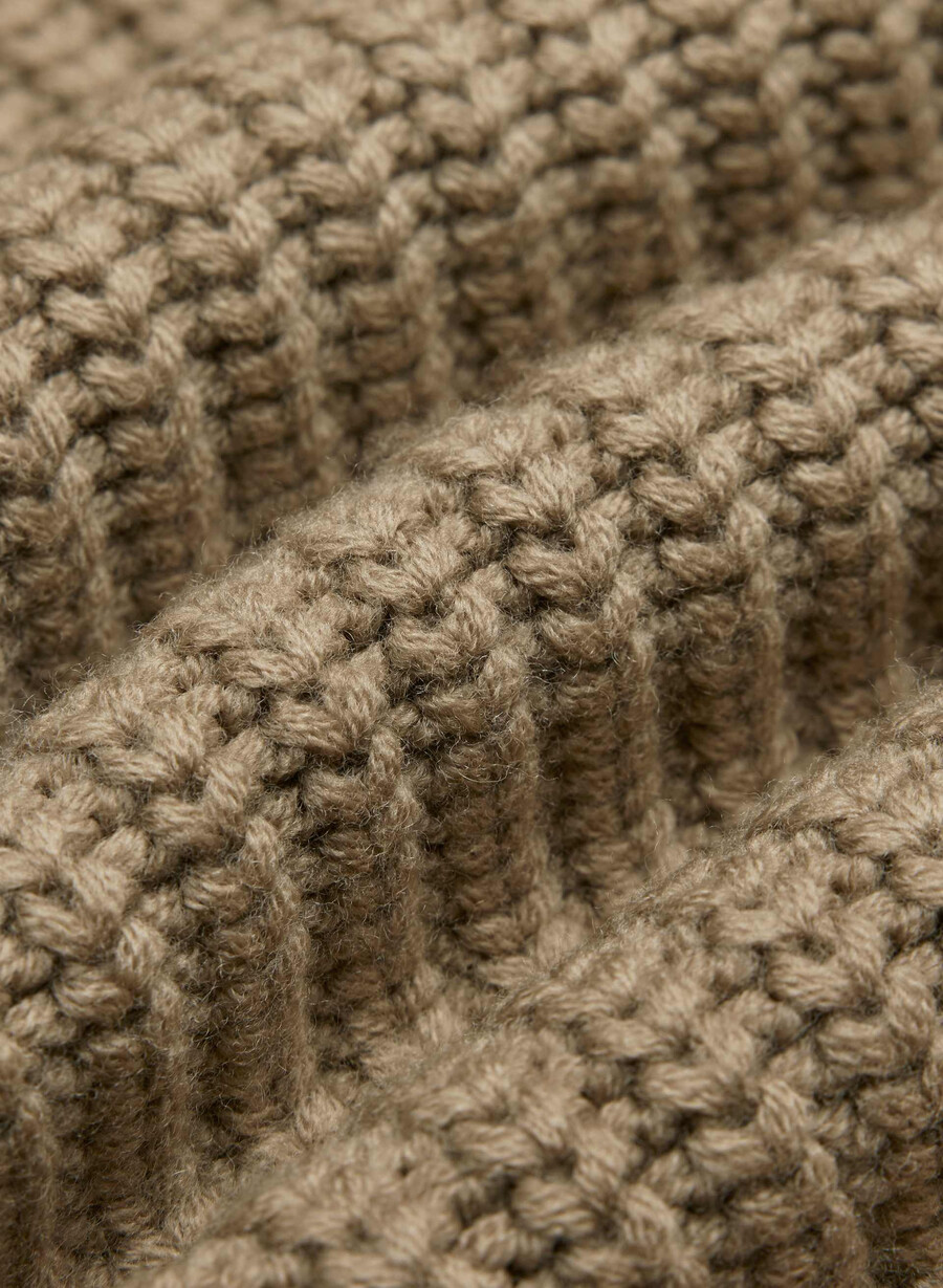ullgenser med rund hals taupe og beige