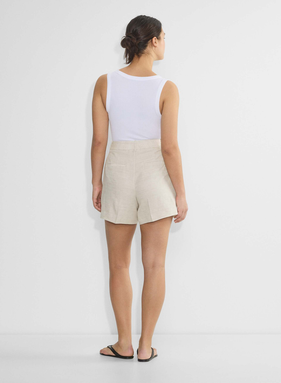 the effortless short curve-fit mid-thigh naturlig ecru