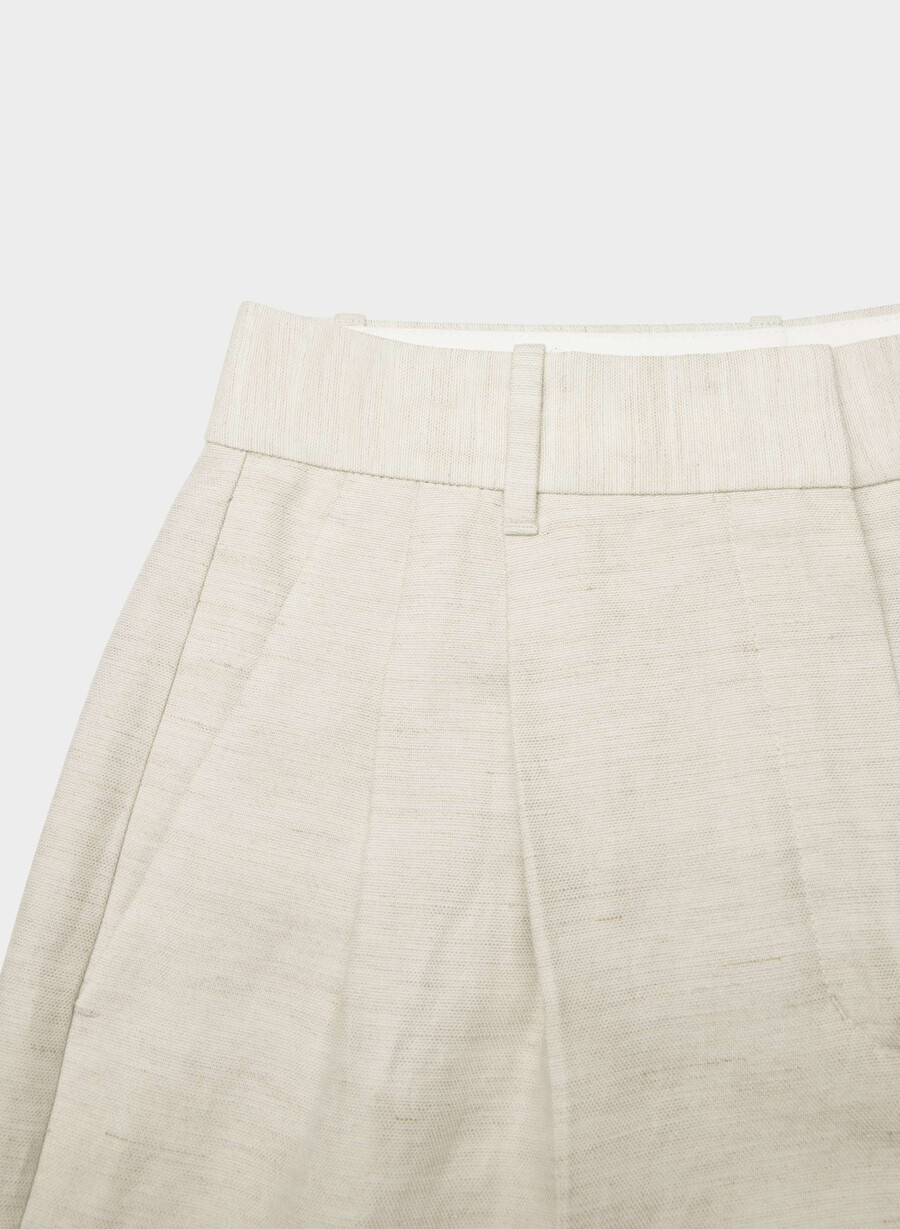 the effortless short curve-fit mid-thigh naturlig ecru
